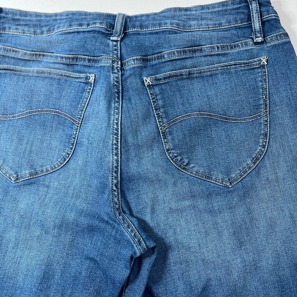 Lee Ryder Women’s Classic midrise Blue Jean Shorts, size 16M - Picture 11 of 13